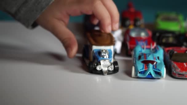 Five year old boy playing with toy cars — Stock Video