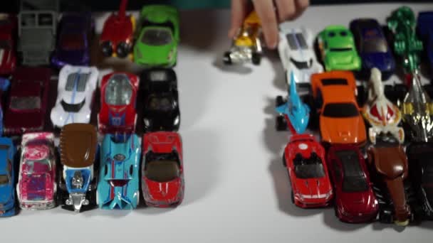 Menino de cinco anos brincando com carros de brinquedo — Vídeo de Stock