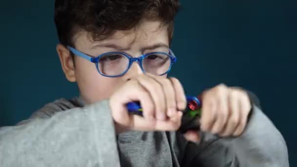 Garçon de cinq ans jouant avec des voitures jouet — Video