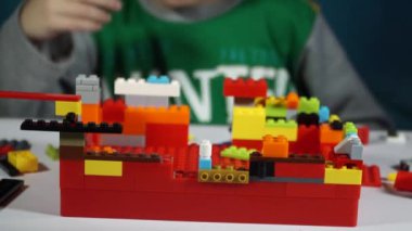 Küçük çocuk Oluşturucu ile oynamak 