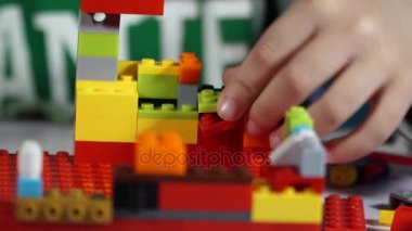 Küçük çocuk Oluşturucu ile oynamak 