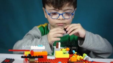 Küçük çocuk Oluşturucu ile oynamak 