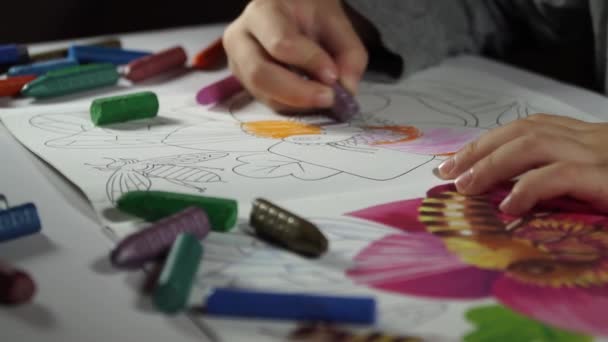 Bambino dipinge la colorazione con pastelli — Video Stock