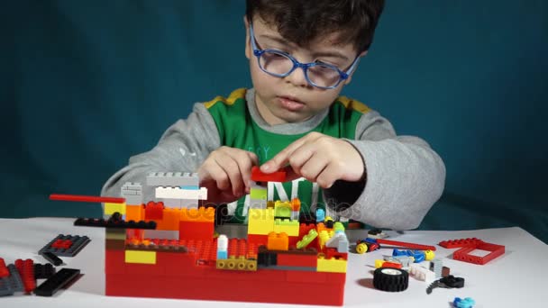 Μικρό αγόρι παίζει με κατασκευή — Αρχείο Βίντεο