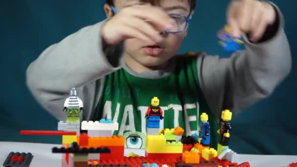 Маленький хлопчик грає з конструктором — стокове відео
