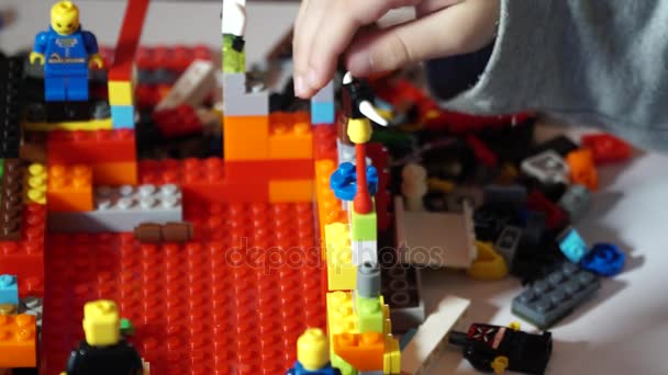 Petit garçon jouant avec le constructeur  