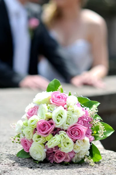 Hochzeitsstrauß und Ringe — Stockfoto