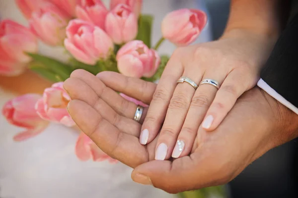 Las manos de las parejas casadas y el ramo de bodas —  Fotos de Stock