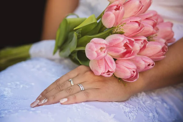 Les mains des couples mariés et le bouquet de mariage — Photo
