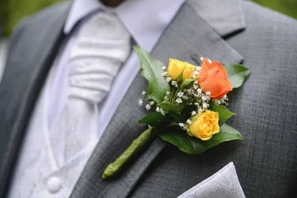 Festlicher Blumenschmuck für den Bräutigam — Stockfoto