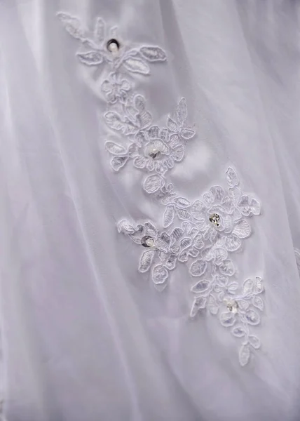 Dettaglio di decorare abiti da sposa bianchi per la sposa — Foto Stock