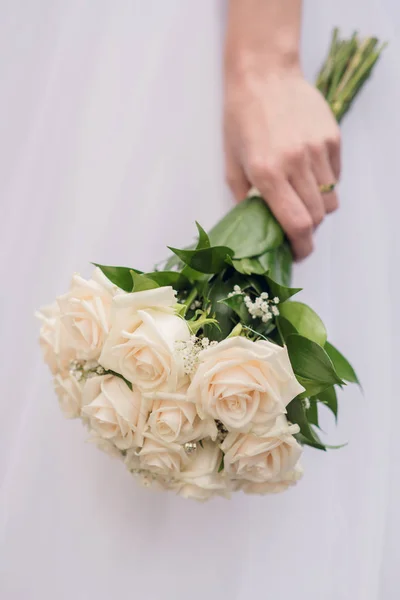 Λεπτομέρεια από μια νύφη με ένα μπουκέτο από λευκά τριαντάφυλλα — Φωτογραφία Αρχείου