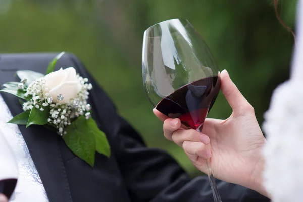Bräutigam und Braut fühlen sich zu Champagner hingezogen — Stockfoto