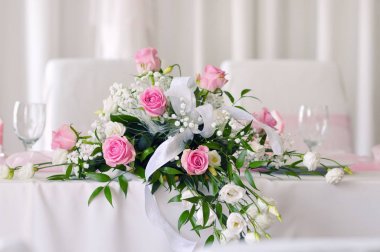 tabak, çatal bıçak takımı ve bardak şenlikli bir tabloyla