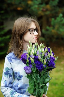 Bir buket çiçekli güzel genç kız