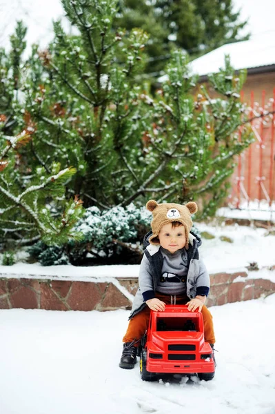 Bébé garçon et voiture jouet en hiver — Photo