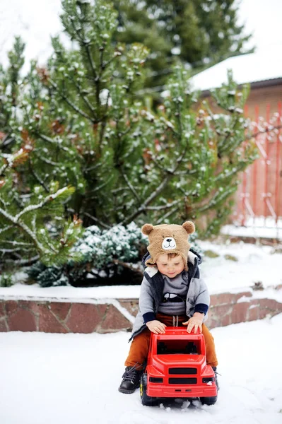 Menino e carro de brinquedo no inverno — Fotografia de Stock