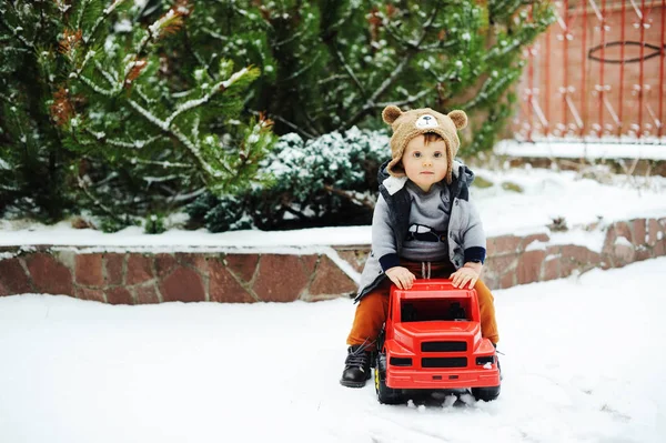 Baby jongen en speelgoed auto in de winter — Stockfoto