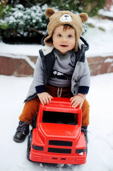 Junge und Spielzeugauto im Winter — Stockfoto