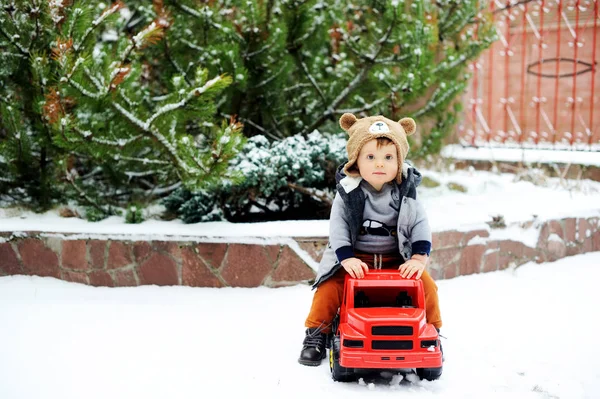Junge und Spielzeugauto im Winter — Stockfoto