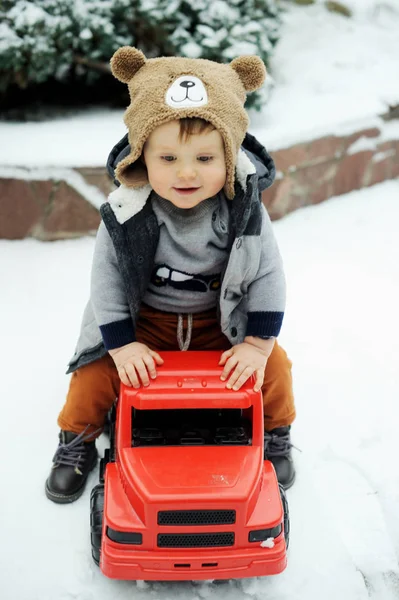 冬の赤ちゃん男の子とおもちゃの車 — ストック写真