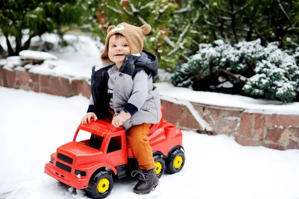 Kışın bebek ve oyuncak araba. — Stok fotoğraf