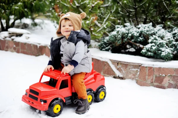 冬の赤ちゃん男の子とおもちゃの車 — ストック写真