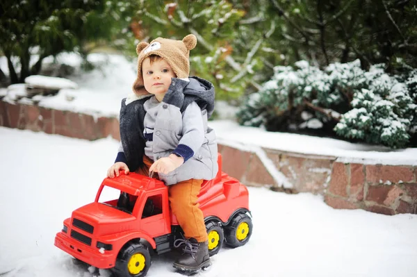 Baby chlapec a hračka auto v zimě — Stock fotografie