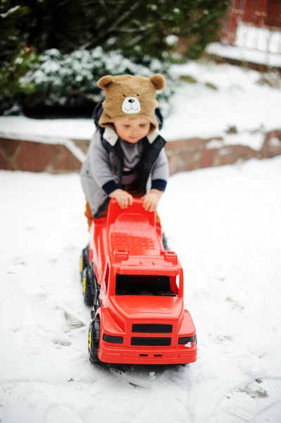 Baby jongen en speelgoed auto in de winter — Stockfoto