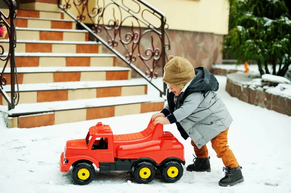 Baby pojke och leksak bil på vintern — Stockfoto