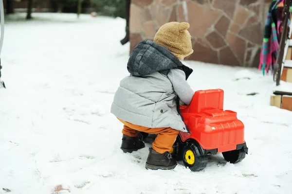 Chłopiec i zabawka samochód w zimie — Zdjęcie stockowe