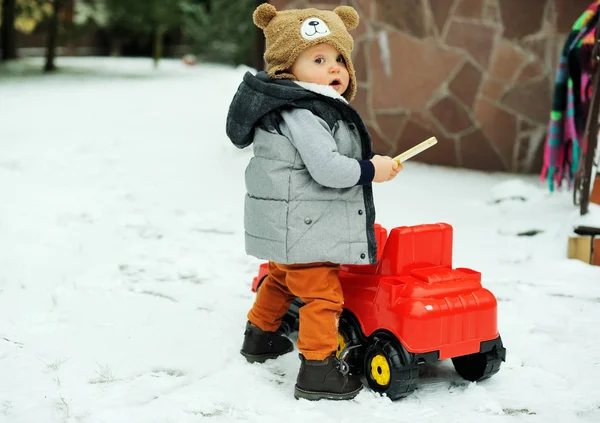 Baby pojke och leksak bil på vintern — Stockfoto