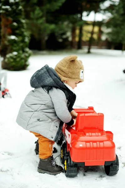 冬天的男婴和玩具车 — 图库照片