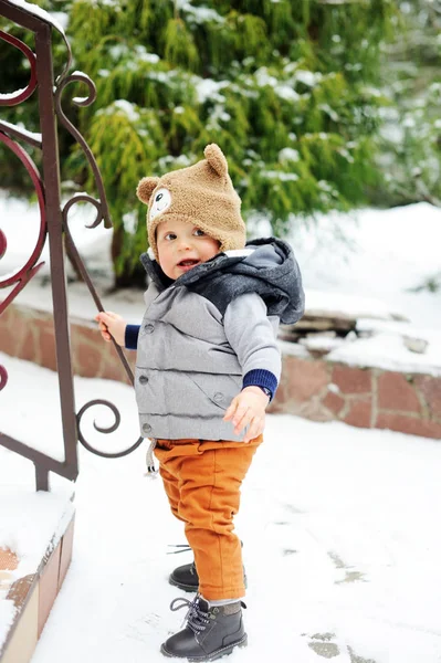 Baby boy plays in snow — Stock Photo, Image