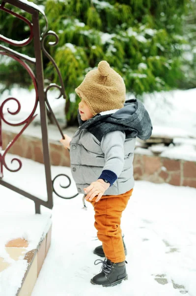 Baby boy plays in snow — Stock Photo, Image