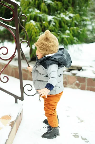 赤ん坊は雪の中で遊ぶ — ストック写真