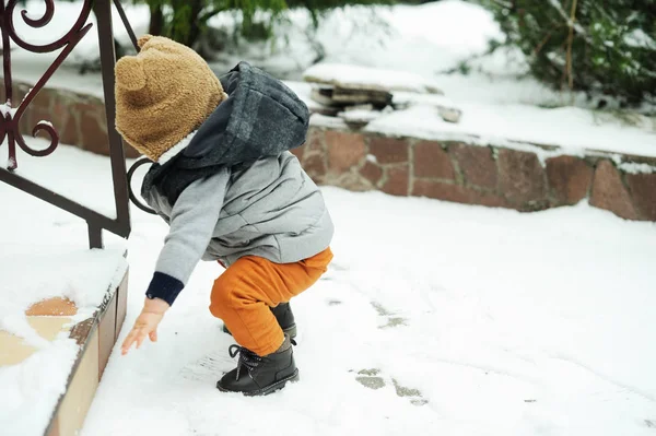 Menino brinca na neve — Fotografia de Stock