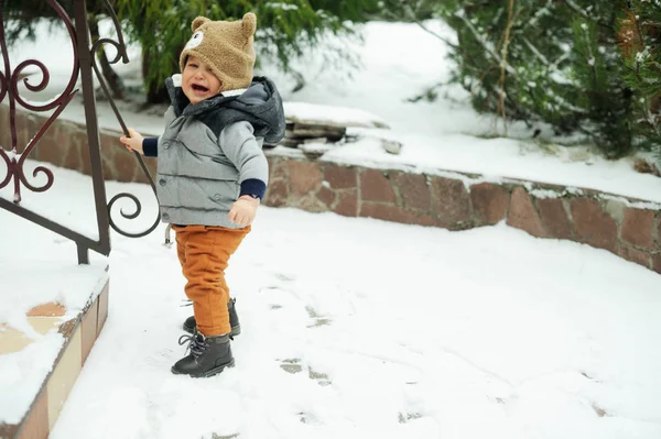 Baby boy plays in snow — Stock Photo, Image