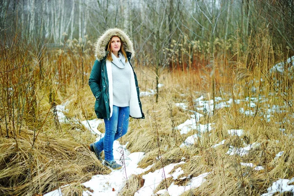 雪に覆われた森の若い幸せな妊婦 — ストック写真
