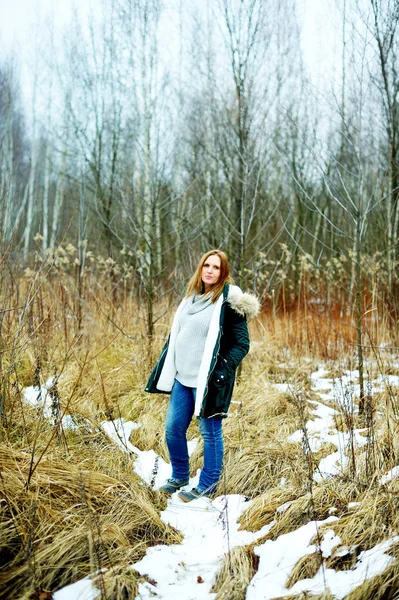 Mladá šťastná těhotná žena v zasněženém lese — Stock fotografie