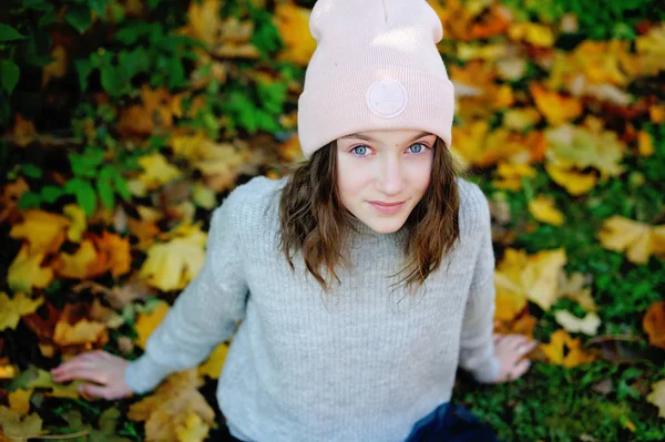 Attraente bruna adolescente ragazza nel parco — Foto Stock