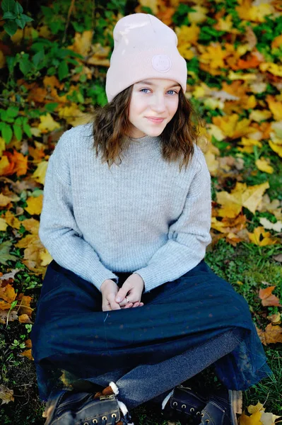 Aantrekkelijk brunette tiener meisje in park — Stockfoto