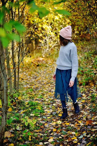 Attractive brunette teen girl in park — Stock Photo, Image