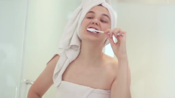 Young Pretty Woman Brushing Her Teeth Dancing — Stock Video