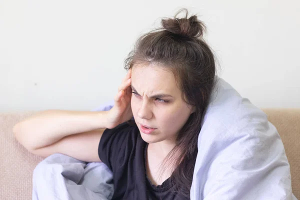 Sjuk ung kvinna sitter hemma med svår huvudvärk — Stockfoto