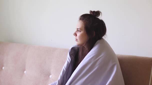 Jeune Femme Malade Assise Maison Avec Nez Qui Coule — Video