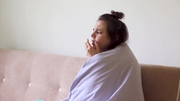 Mulher Jovem Doente Senta Casa Com Uma Dor Garganta Tosse — Vídeo de Stock
