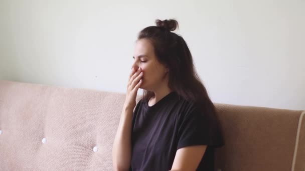 Nemocná Mladá Žena Sedí Doma Tekoucím Nosem Kýchá — Stock video