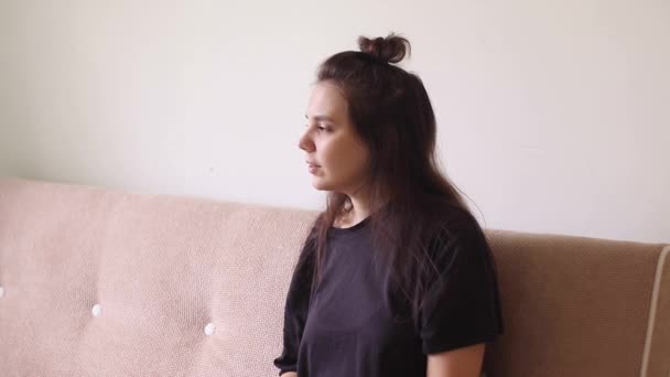 Больной Молодой Женщины Сидящей Дома Насморком Чихающей — стоковое видео