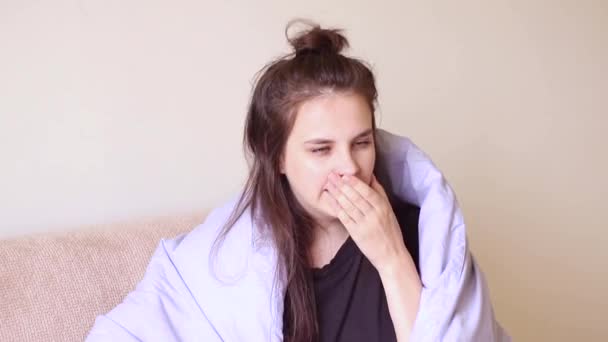生病的年轻女子喉头酸痛 咳嗽不止 坐在家里 — 图库视频影像